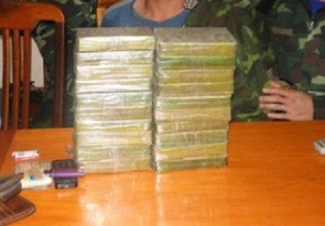 Bắt giữ đối tượng giấu hơn 1kg heroin trong cạp quần