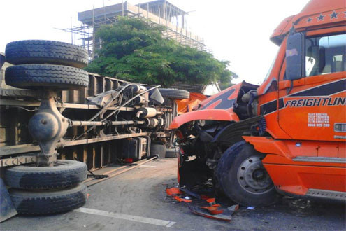 Container tông xe tải, hai người nguy kịch