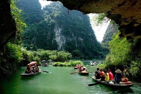 Tràng An tưng bừng đón nhận bằng di sản của UNESCO