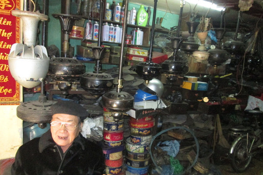Người "thổi hồn" vào quạt cổ đất Hà Thành