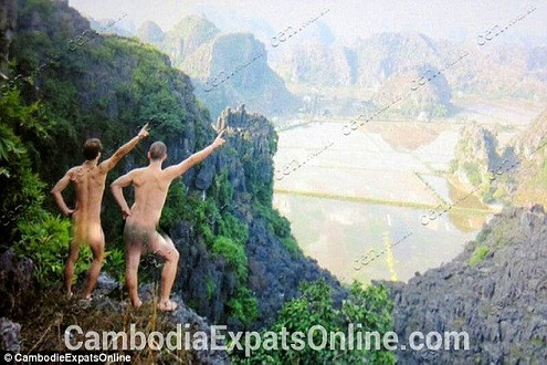 Campuchia: Trục xuất 3 du khách Pháp vì chụp ảnh khỏa thân tại đền Angkor