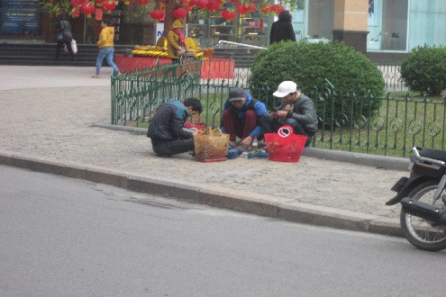 "Ngậm đắng" trả 500 nghìn để đánh một đôi giày