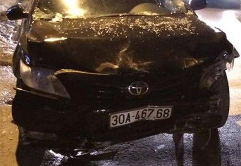 "Xe điên" húc taxi bay lên vỉa hè lao thẳng vào nhà dân