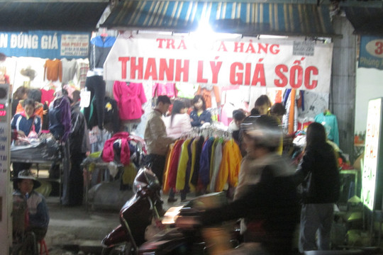 Quần áo thi nhau... xả hàng dịp cuối năm