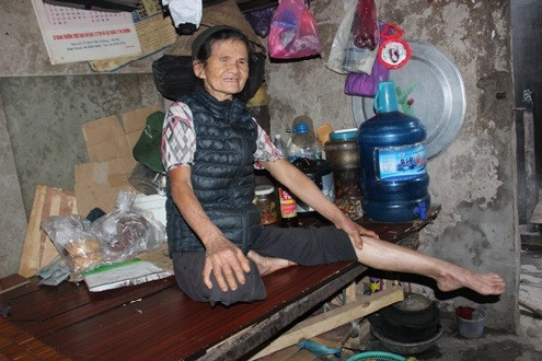 Người đàn bà 38 năm nhặt rác đón giao thừa