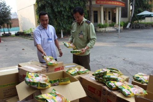 Liên tiếp phát hiện hàng giả trong gói quà tết của công nhân