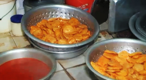 Đóng cửa tạm thời cửa hàng bán bánh chưng, giò chả bẩn