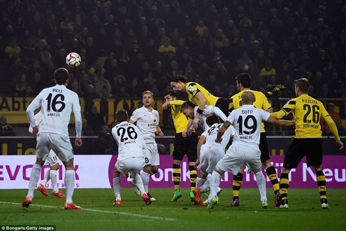 Cận cảnh Brussia Dortmund hồi sinh, thoát khu vực cầm đèn đỏ