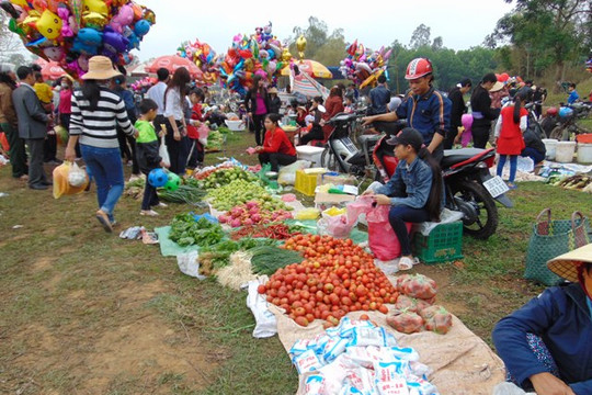 Đầu năm đi chợ "choảng nhau" bằng trứng thối để...cầu may