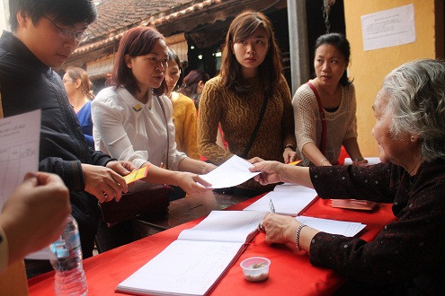 Hà Nội: Người dân đổ xô lên chùa đăng ký dâng sao giải hạn