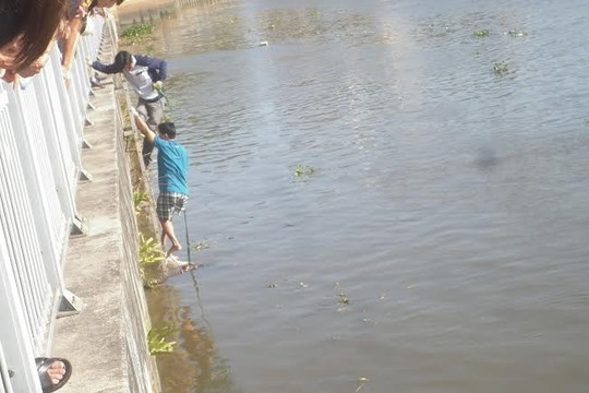 Phát hiện thi thể nam giới nổi trên kênh Nhiêu Lộc – Thị Nghè