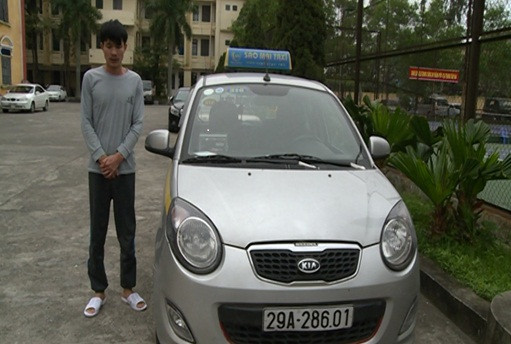 Khởi tố tài xế taxi hất Phó Trưởng công an phường lên nắp ca-pô