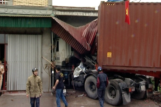 Tài xế buồn ngủ, xe đầu kéo đâm thẳng vào 3 nhà dân