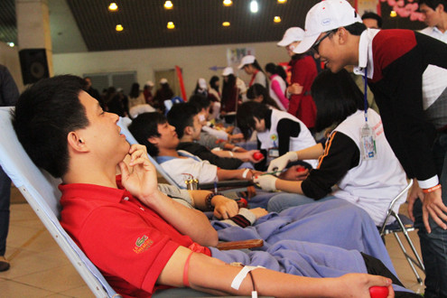 Hàng ngàn người tham gia hiến máu tại Lễ hội Xuân Hồng 2015