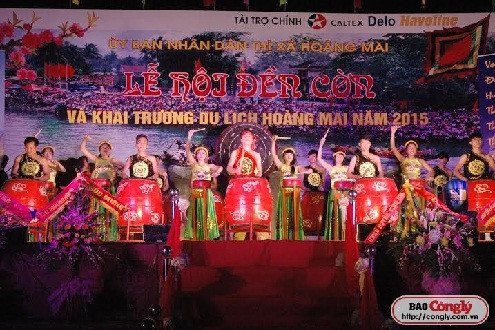 Về hội đền Cờn xem đua thuyền, rước voi dưới mưa