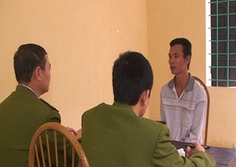 Nửa đêm, mang xăng lẻn vào nhà hàng xóm đốt xe tải