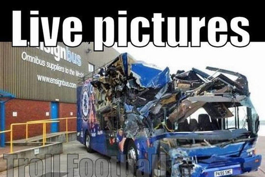 Ảnh chế bóng đá (12/3): Phá nát xe bus 2 tầng tại Stamford Bridge