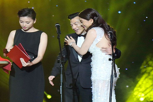 "Bà trùm" Hương Ga ôm chồng cũ trên sân khấu Cánh diều vàng 2014