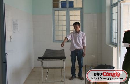 Cầm dao vào bệnh viện đuổi đánh bác sĩ, chém bạn nhậu