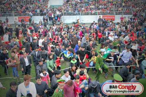 Hàng nghìn người "vượt rào" vào xem cặp đấu "kỳ phùng địch thủ" ở Lễ hội chọi trâu Phúc Thọ