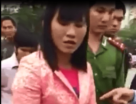 Ném tiền ra đường, người phụ nữ dọa đốt cả thế giới