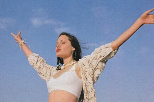 Ngỡ ngàng với vẻ đẹp tuổi 18 của Angelina Jolie