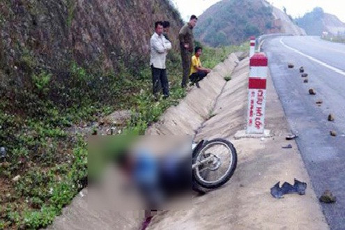 Thi thể nam thanh niên chết cạnh xe máy ven đường cao tốc