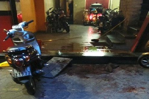 Cầm dao đâm trúng cổ bạn thân