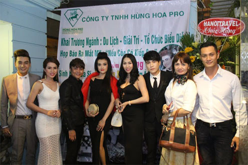 Buổi ra mắt của nhóm nhạc Á Đông với dàn siêu xe hoành tráng