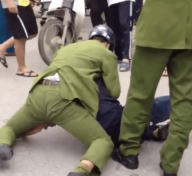 Thượng sĩ công an vật lộn với nam thanh niên giữa phố