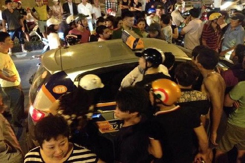 Taxi gây tai nạn, hất nạn nhân lên nắp capo rồi bỏ chạy