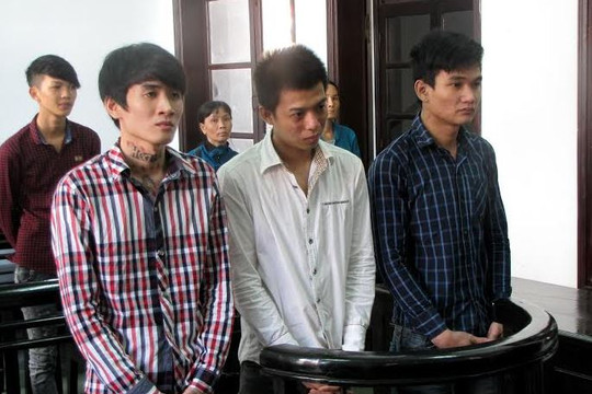 Hết tiền đi vũ trường rủ nhau cướp đồ của người nước ngoài
