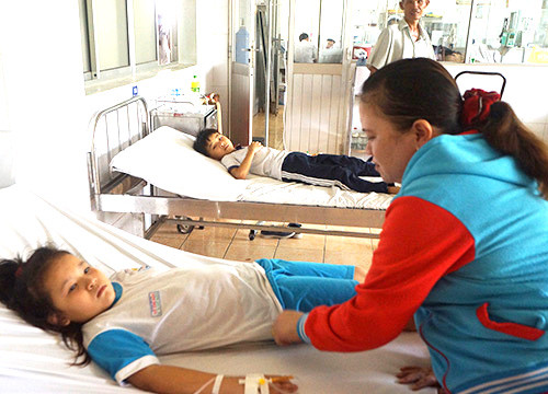 15 học sinh ngộ độc thực phẩm bẩn