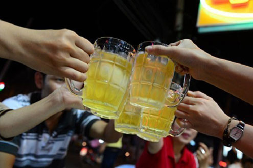 Vào tù vì… mời nhau ly bia