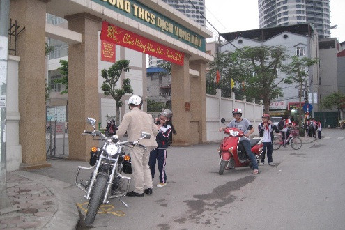 Đội mũ bảo hiểm cho trẻ: Nhà trường tham gia tuyên truyền