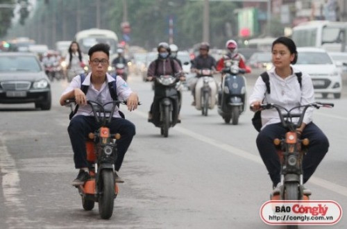 Trường có nhiều học sinh không đội mũ bảo hiểm sẽ bị đánh giá thi đua
