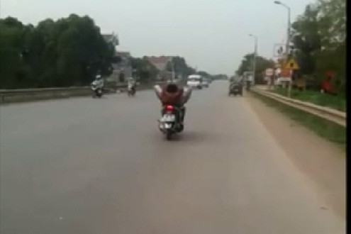 Clip: Hãi hùng thanh niên lái xe mô tô bằng chân trên Quốc lộ