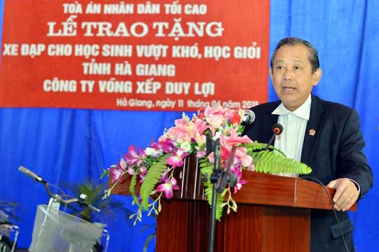 Chánh án TANDTC Trương Hòa Bình tặng xe đạp cho học sinh nghèo học giỏi tại Hà Giang và Vĩnh Phúc