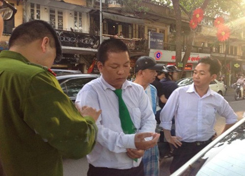 Video: Ba phụ nữ vây đánh tài xế taxi Mai Linh giữa phố Hà Nội