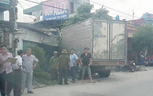 Kinh hoàng ô tô lao sập nhà dân, 2 người thương vong