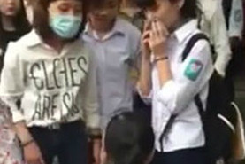 Clip: Nữ sinh Hà Nội bị đánh, bắt quỳ giữa phố