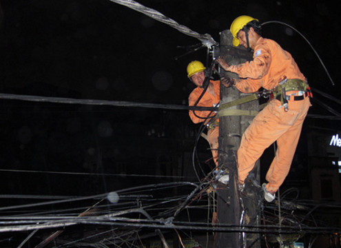Hà Nội: Cáp viễn thông cháy lan sang cột điện