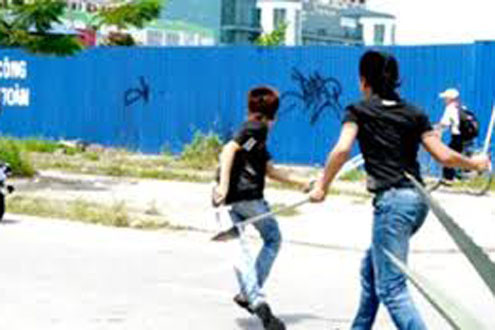 Bênh mẹ, rủ bạn mang mã tấu đi giải quyết mâu thuẫn