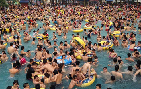 "Biển người" đổ về Công viên nước Hồ Tây trong ngày đầu mở cửa miễn phí