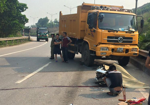 Đi vào đường ngược chiều, 2 người thương vong dưới bánh xe tải