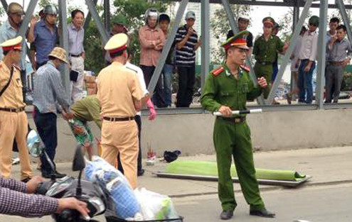 Hà Nội: Cô gái tử vong vì bánh xe trượt gờ bê-tông trên đường