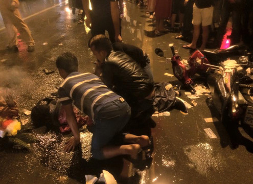 Hà Nội: Gào khóc bên thi thể thanh niên bị xe cán tử vong