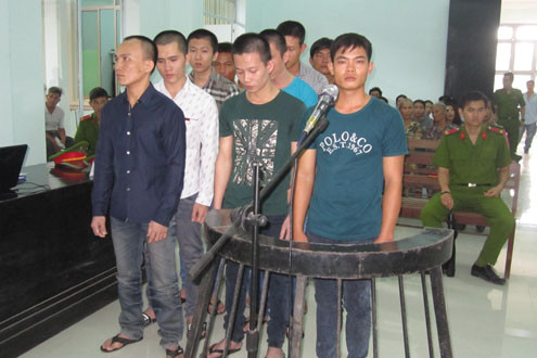 Trai làng rủ nhau truy sát bà chủ quán cafe