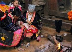 Hỗ trợ 2 triệu đồng cho phụ nữ dân tộc thiểu số nghèo sinh con