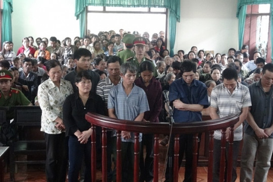 Xét xử 9 đối tượng gây rối, cản trở 500 học sinh phải nghỉ học
